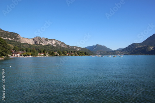 Wasser, Berge, Himmel
