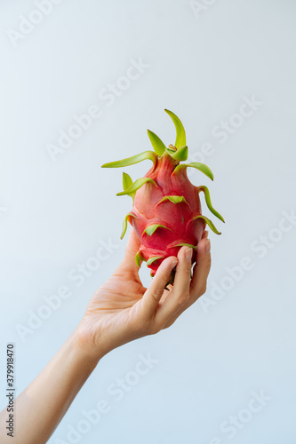 Fotografía Dragon fruit in hand