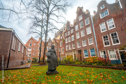 Canvas Print Begijnhof Hofje , the most famous Hofje in Amsterdam , Netherlands
