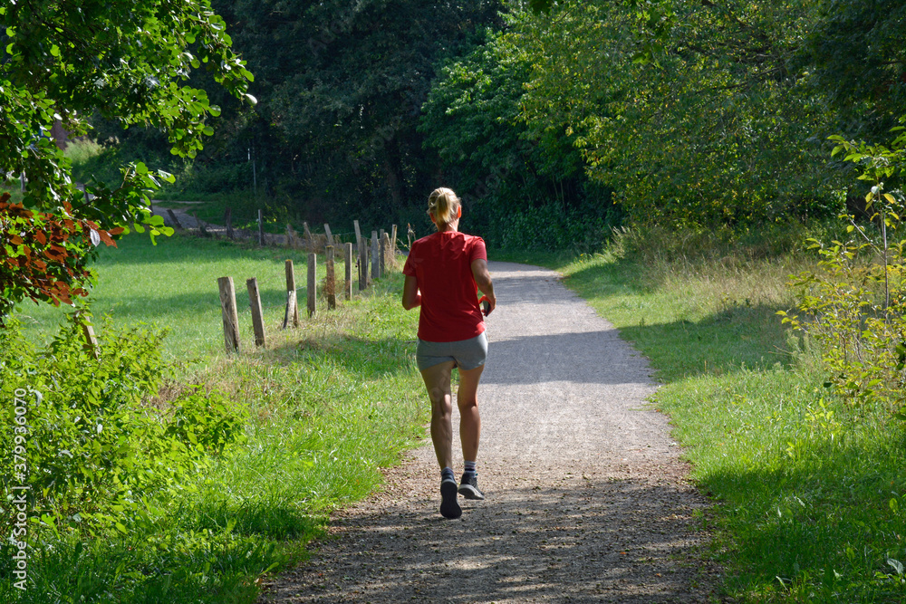 Fototapeta premium joggerin auf einem naturweg