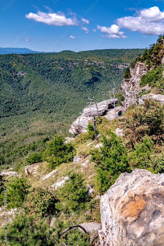 hiking wolfpit traiolhead in linville gorge near lake james