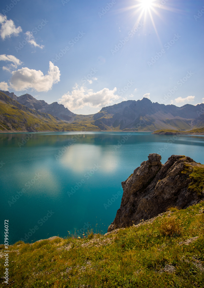 Lünersee in Österreich (Vorarlberg) mit azurblauem Wasser