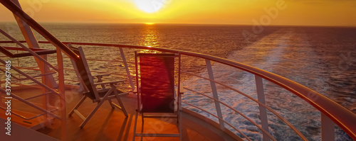 Coucher de soleil dans le sillage d'un navire de croisière. Vue depuis la poupe du navire. photo