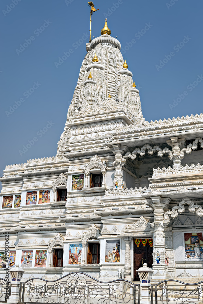 Fototapeta premium Beautifuly crafted dome of Prem Mandir temple in Vrindavan, Mathura, India.