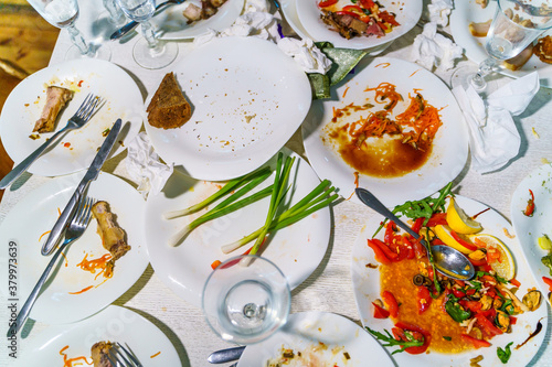 Canvas Print The leftover food and dirty dishes on the restaurant table