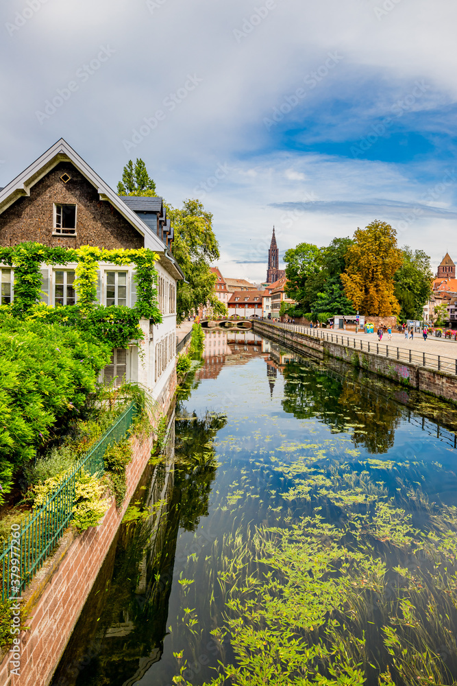 Fototapeta premium La petite france vue depuis les ponts couverts de Strasbourg