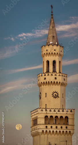 wieża ratusza w Opolu z księżycem w pełni