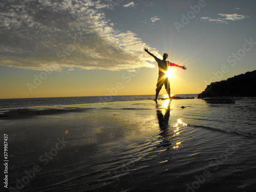 chico playa en atardecer