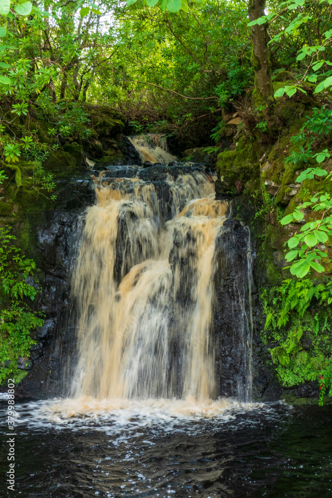 Wasserfall mit gold schimmerndem Wasser, auf der Isle of Skye Wasserfall mit gold schimmerndem Wasser, auf der Isle of Skye
