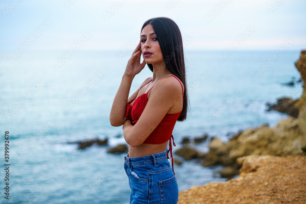 Chica caminando por ruta de playa camino de madera y vegetacion junto a un acantilado en cadiz el sur de españa
Chica caminando por ruta de playa camino de madera y vegetacion junto a un acantilado en cadiz el sur de españa