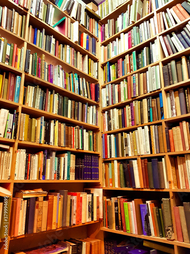 Quadro em tela Bookshelf in library with many books