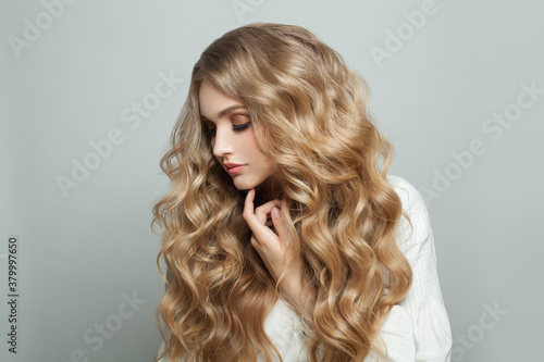 Fotografia Young pretty woman with healthy curly blonde hair, beauty fashion portrait