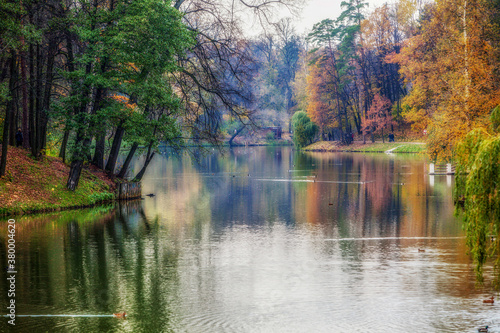Fototapeta Naklejka Na Ścianę i Meble -  Idyllic  autumn in Tsaritsyno park