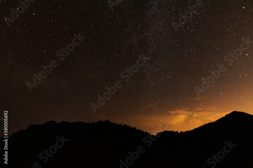 Paisaje nocturno estelar en Lanzarote © Alotz