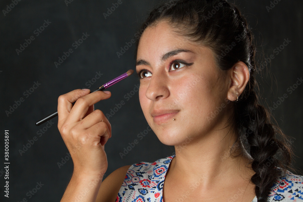 Obraz premium Mujer maquillándose 