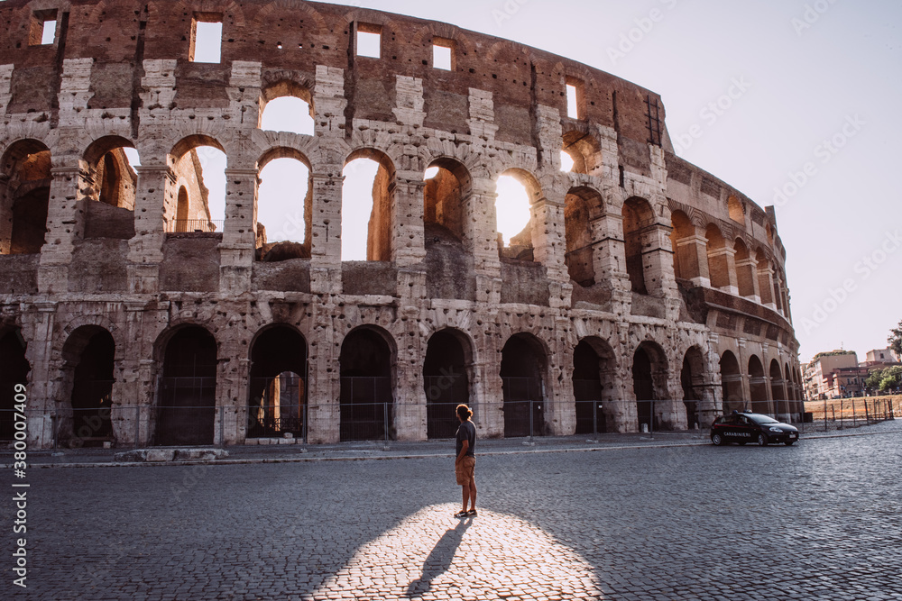 Ragazzo davanti al Colosseo, Roma