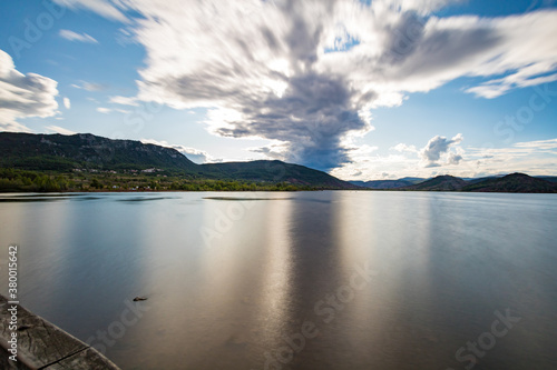 Vue en longue exposition sur le lac du Salagou par temps nuageux (Occitanie, France) © Ldgfr Photos
