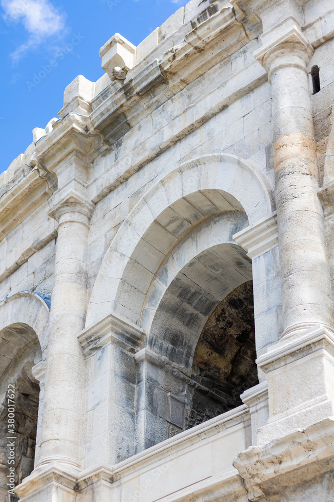 Obraz premium Gros plan sur les arènes de Nîmes (Occitanie, France)