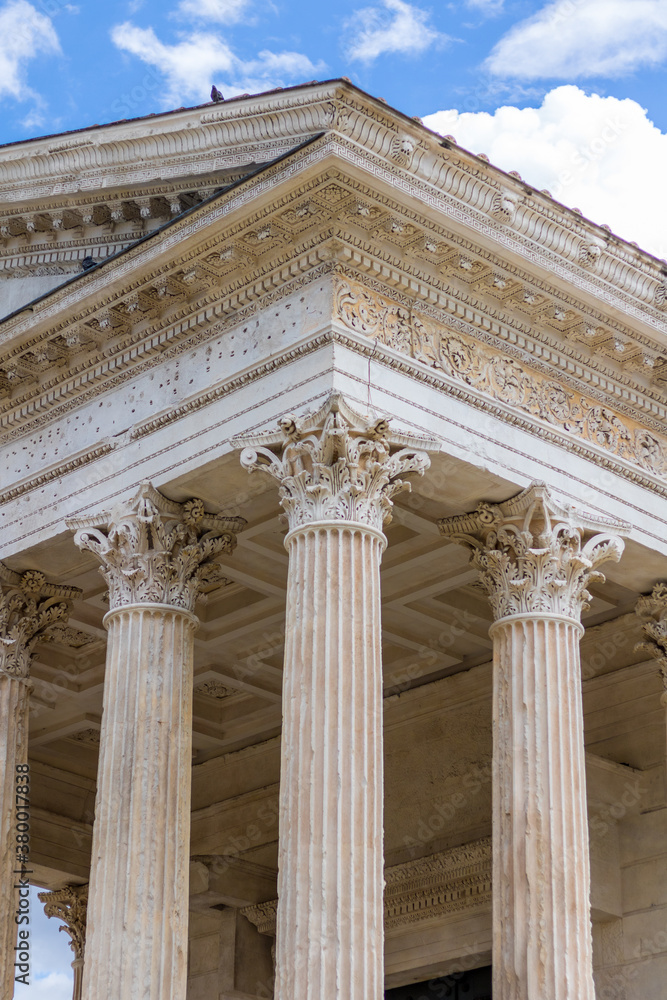 Détail architectural de la Maison Carrée à Nîmes (Occitanie, France) Détail architectural de la Maison Carrée à Nîmes (Occitanie, France)