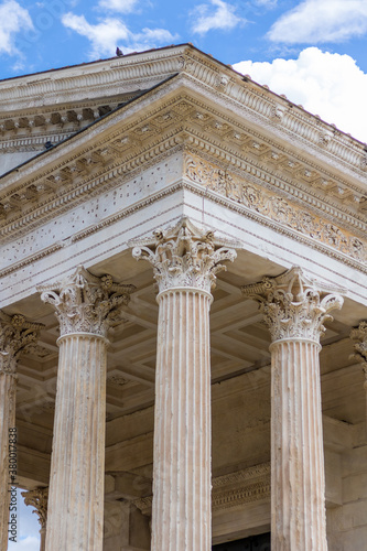 Détail architectural de la Maison Carrée à Nîmes (Occitanie, France)