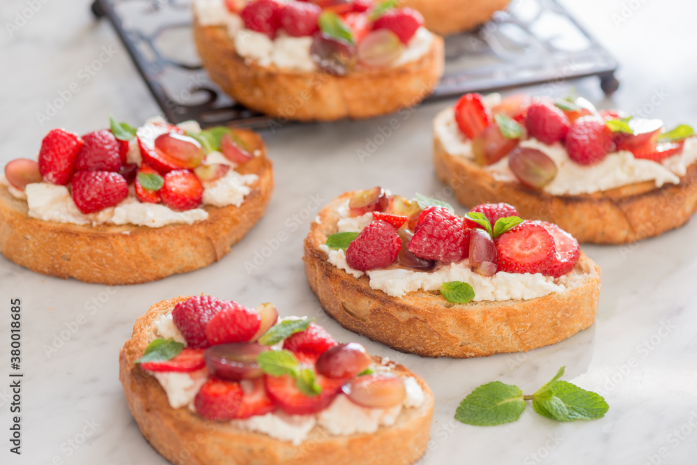 Fruit Toasts with Ricotta Cheese and Maple Syrup Fruit Toasts with Ricotta Cheese and Maple Syrup