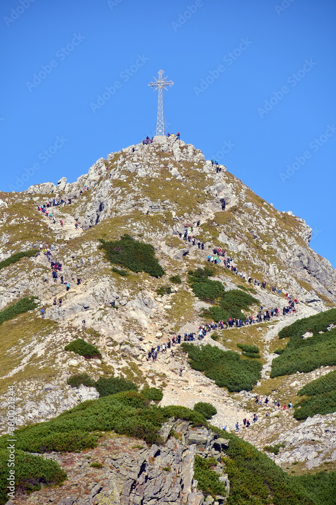 foto-de-giewont-kolejka-turyst-w-szlak-na-szczyt-tatry-tpn-jesie-w