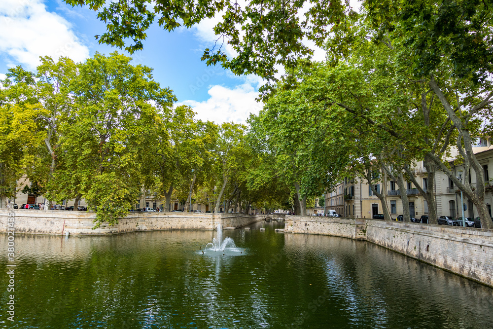 Canal de la fontaine sous les platanes à Nîmes (Occitanie, France)
