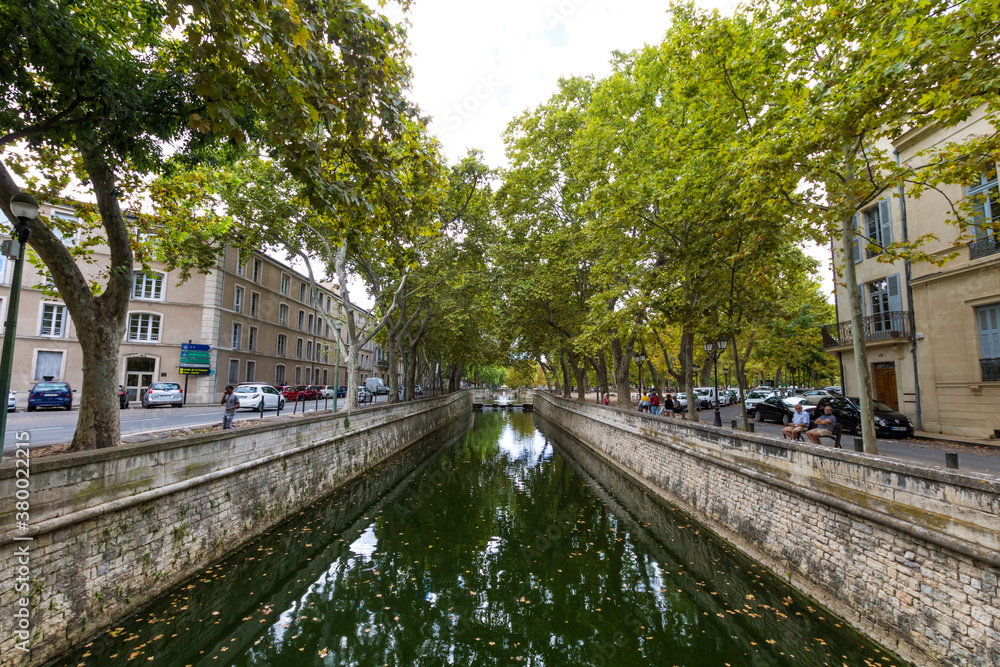 Canal de la fontaine sous les platanes à Nîmes (Occitanie, France)