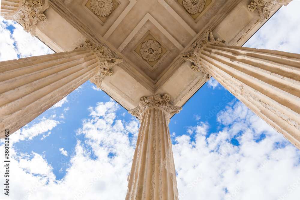 Fototapeta premium Détail architectural de la Maison Carrée à Nîmes (Occitanie, France)