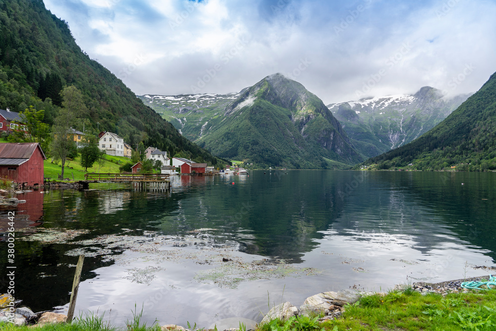 Urlaub in Süd-Norwegen: Balestrand am Sognefjord - die Bucht mit Häusern, Bergen, Wasser, Schnee