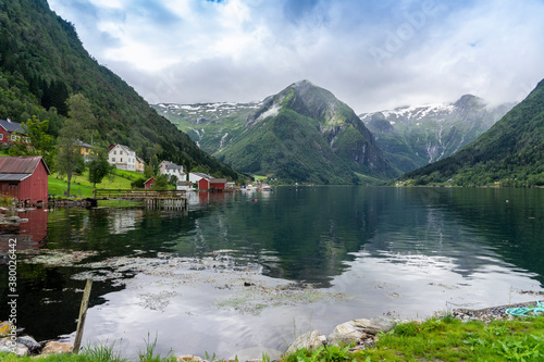 Urlaub in Süd-Norwegen: Balestrand am Sognefjord - die Bucht mit Häusern, Bergen, Wasser, Schnee photo
