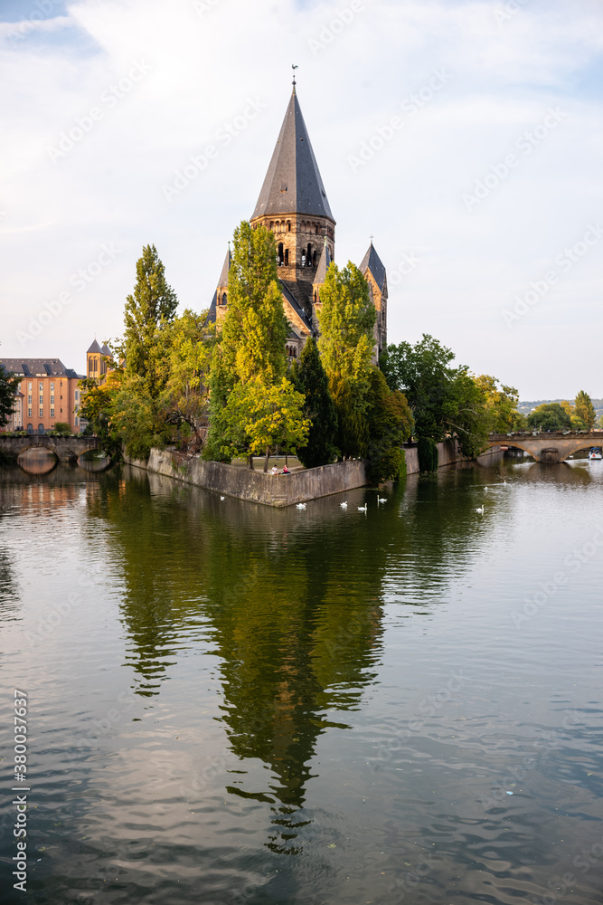 Die Kirche Temple Neuf auf der Insel in Metz Frankreich Die Kirche Temple Neuf auf der Insel in Metz Frankreich
