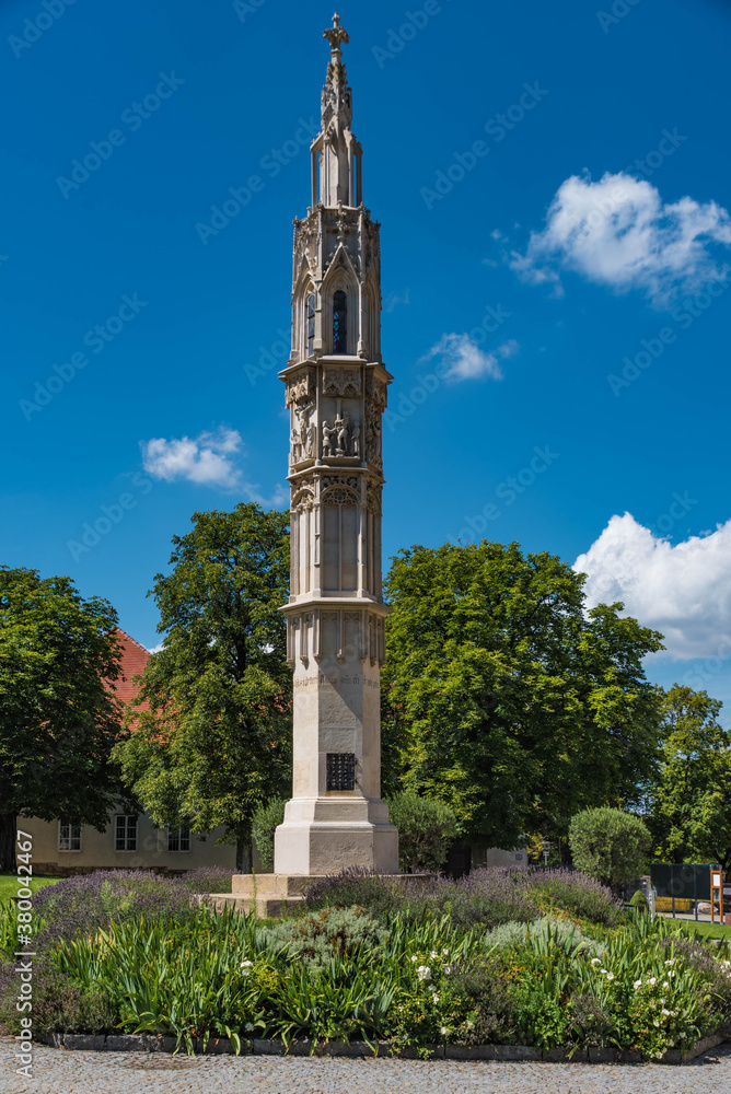 Gotische Säule im Park Stift Klosterneuburg
