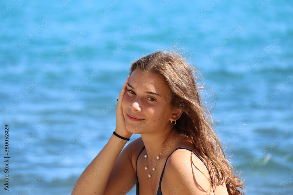 GIOVANE RAGAZZA IN SPIAGGIA GIOVANE RAGAZZA IN SPIAGGIA