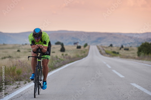 Фотография triathlon athlete riding bike