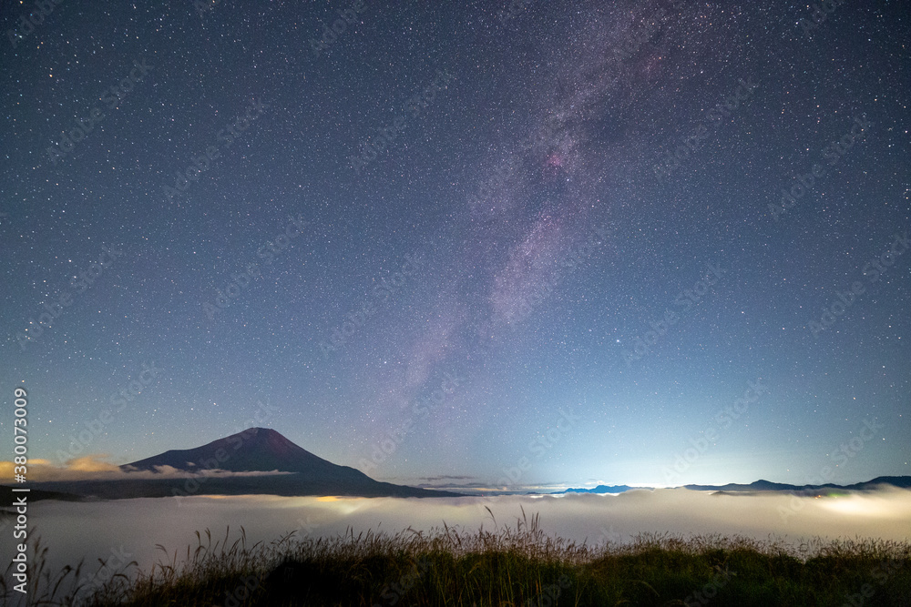 月夜の雲海に浮かぶ赤富士と星空