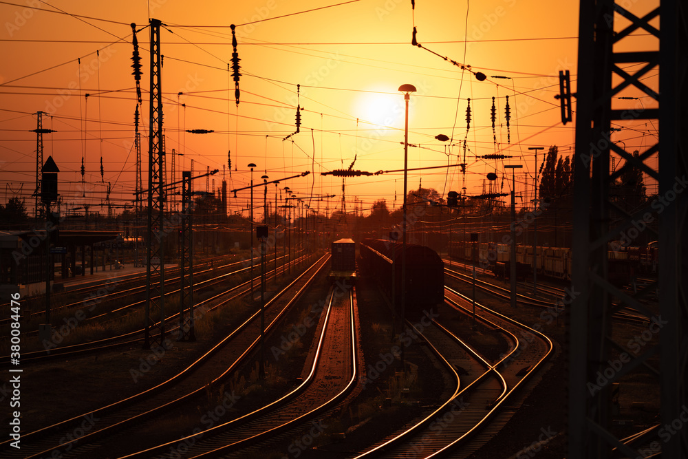 Sonnenuntergang am Bahnhof