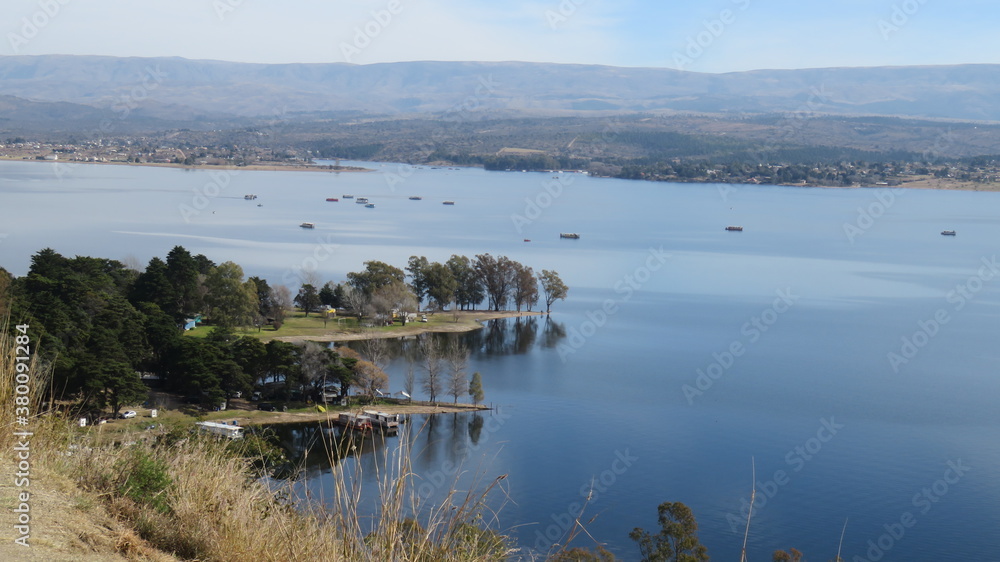 Vista de un lago artificial, con montañas en el fondo. Vista de un lago artificial, con montañas en el fondo.