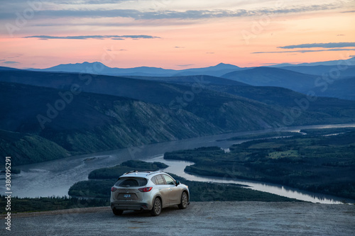 Φωτογραφία Dawson City, Yukon, Canada - August 27, 2020: Mazda CX-5 on top of a mountain overlooking a beautiful scenic viewpoint during a colorful sunset