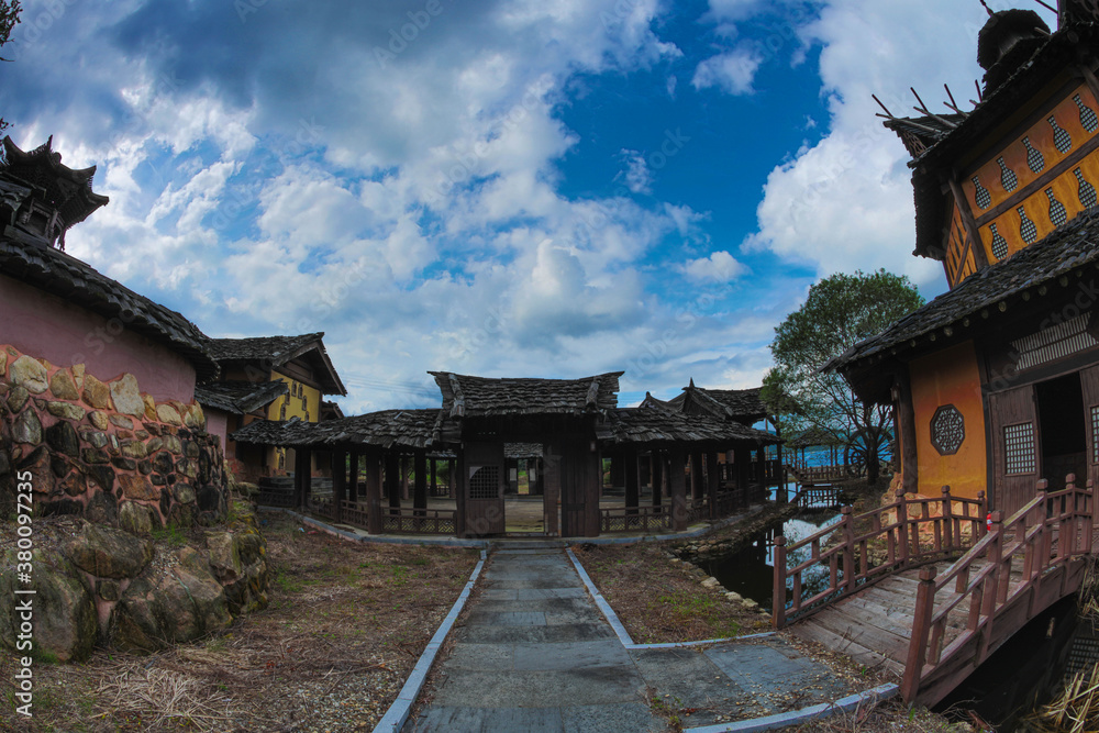 Fototapeta premium 건축과 소나무