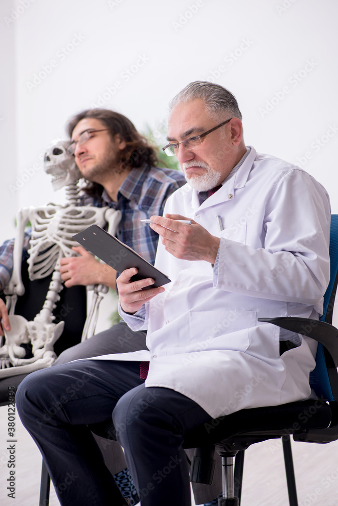 Obraz premium Young male patient visiting experienced doctor psychiatrist