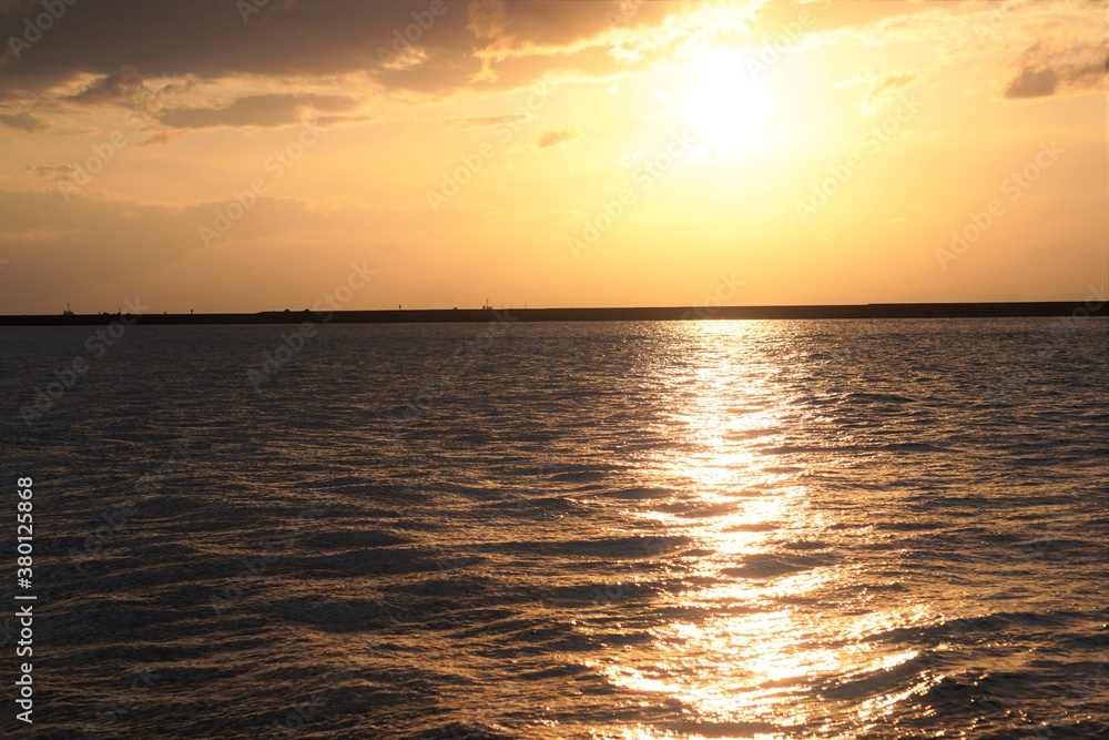夕日とキラキラ輝く黄金色の海/Sparkling and gold surface of sea at sunset 夕日とキラキラ輝く黄金色の海/Sparkling and gold surface of sea at sunset
