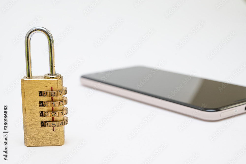 スマートフォンと南京錠