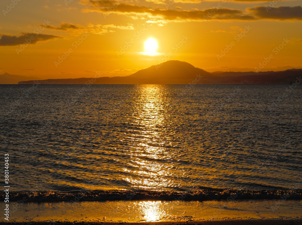 海 夕暮れ 夕焼 夕日 波 素材 Stock Photo Adobe Stock 海 夕暮れ 夕焼 夕日 波 素材 Stock Photo Adobe Stock