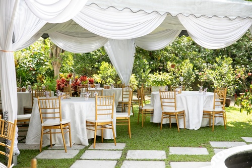 wedding dining table setup using gold chiavari chair