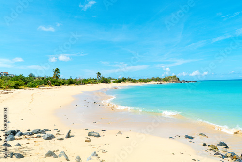 Happy bay beach on the caribbean island of st.maarten.