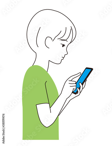 スマートフォンを見つめる男の子