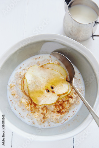 Oatmeal : The perfect breaklfast to sustain energy photo