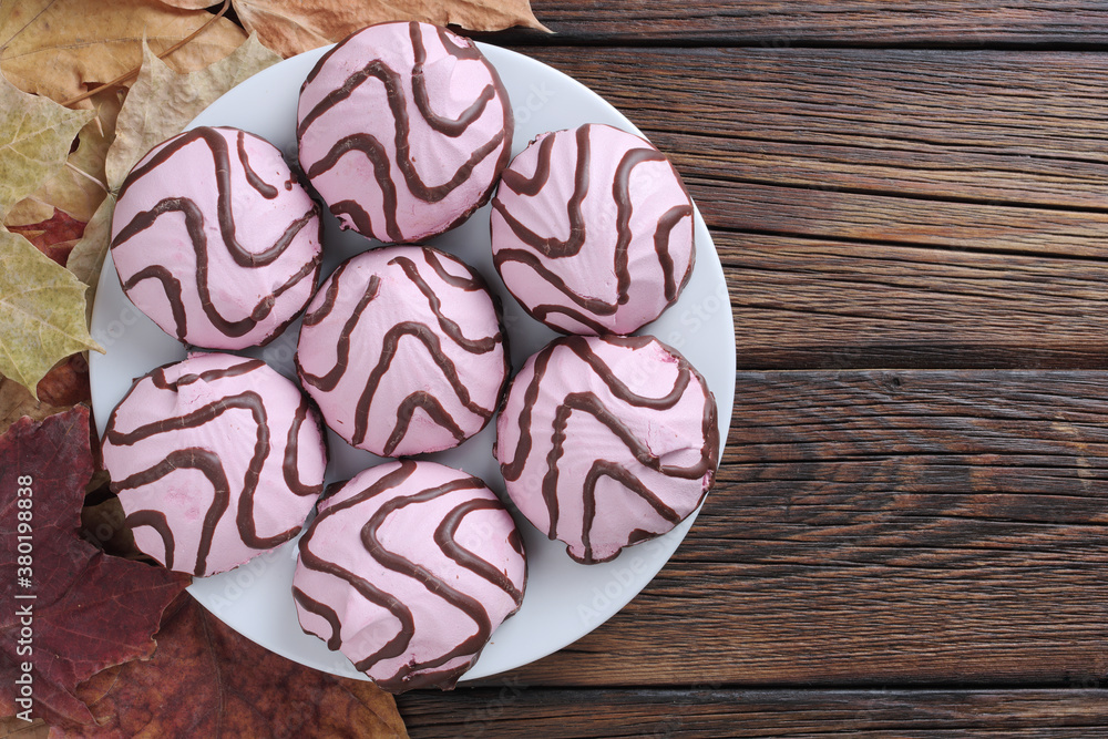 Obraz premium Pink zephyr with chocolate