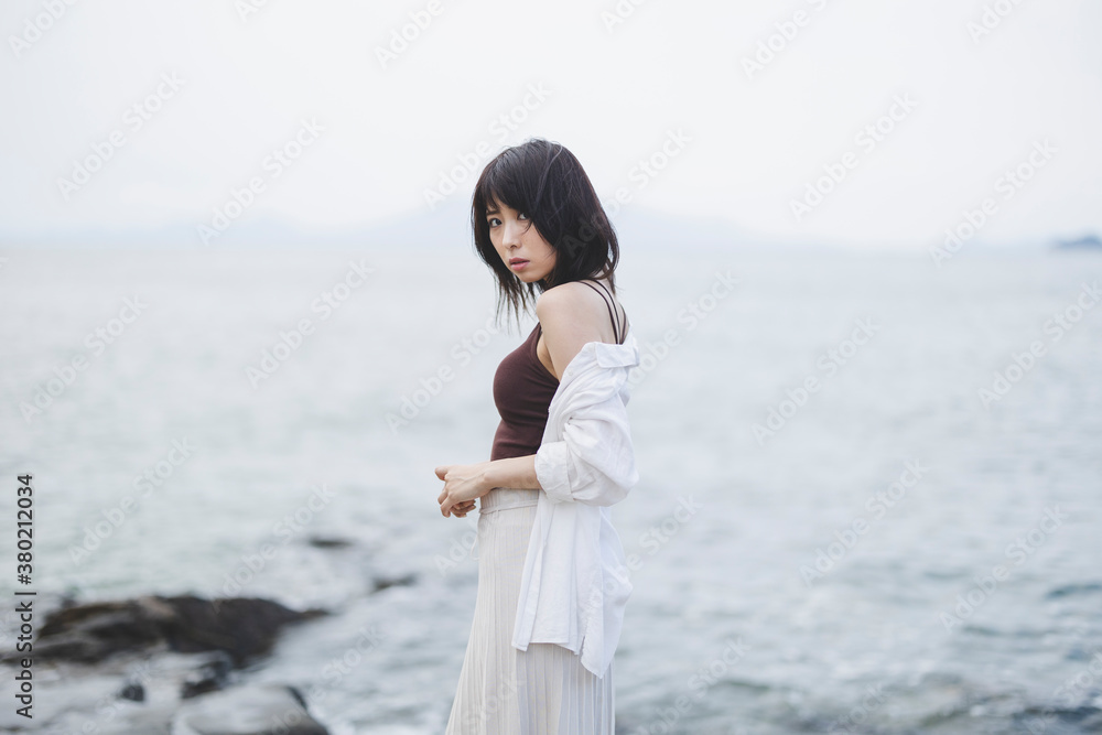 海辺の女性